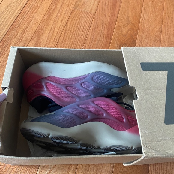 Yeezy 700 v3 fade carbon - Picture 3 of 7